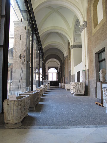 Museo archeologico napoli cortile occidentale.jpg