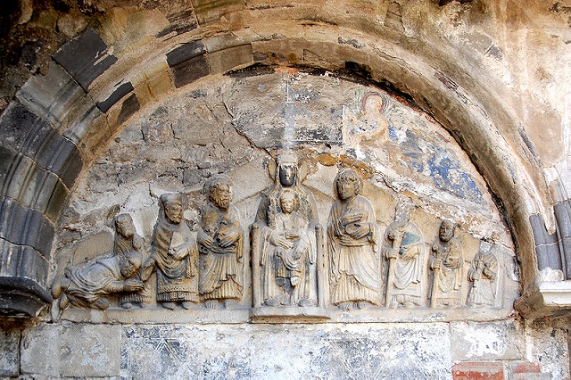 Linteau de l'Hommage abbaye de Mozac.JPG