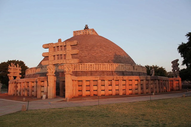 Sanchi, Stupa 1, western gateway (9839922393)